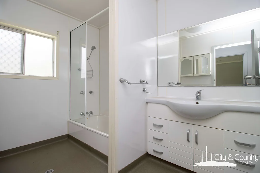 Mount Isa 3 Bedroom Swing Into George