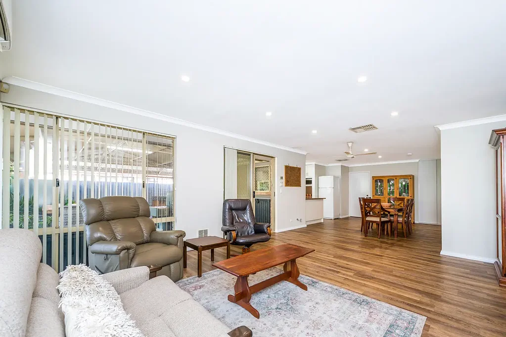 Alexander Heights 4બેડરૂમ FIRST TIME TO MARKET...UPGRADED AND FABULOUS ON A 710M2 BLOCK! HOME OPEN SATURDAY 13TH DECEMBER 12.00PM - 12.30PM!