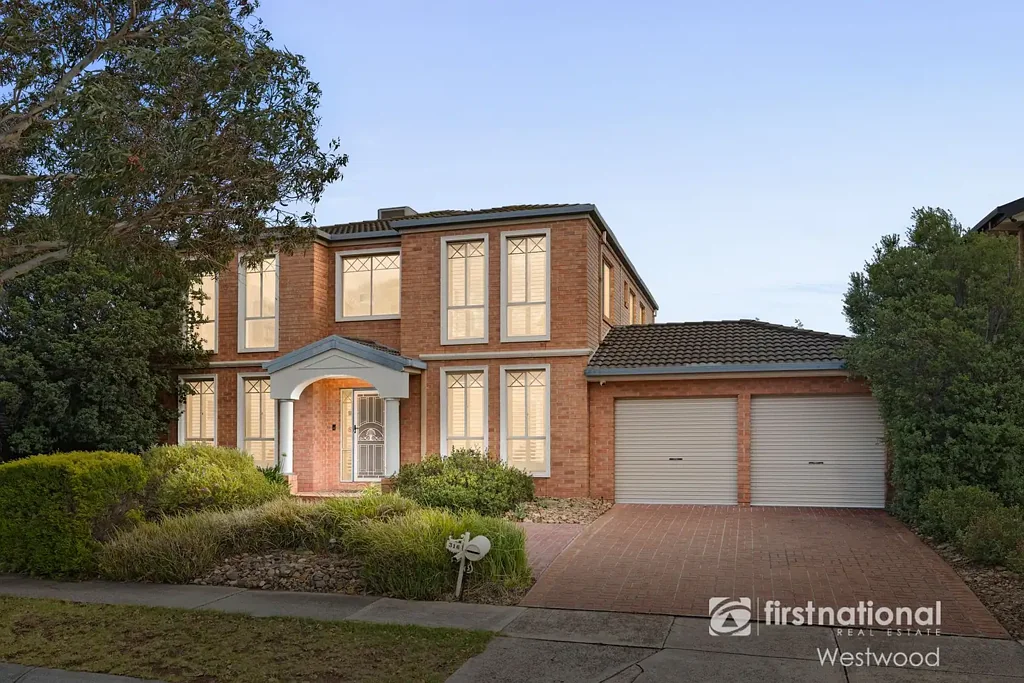 Werribee 4房 宽敞684平土地 展示房工艺 四卧一书房 主卧独卫 多功能休闲室 巨大葡萄棚 双车位车库 太阳能系统 靠近河畔步道 购物中心便捷 Spacious Ex-Display Home on 684m² with Multiple Living Areas