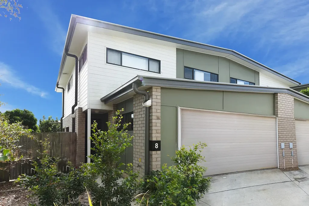 Carseldine 3chambre UNBEATABLE LOCATION! TENANTED BY DHA UNTIL 2028. MOVE IN AT LEASE END.