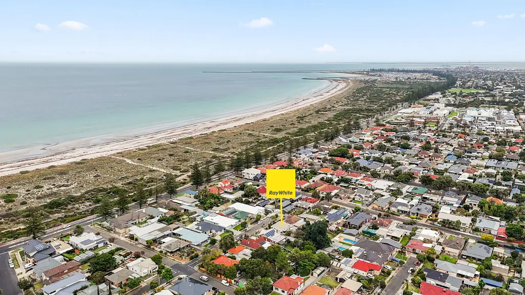 Largs North 3Kwarto Coastal Living in a Prime Beachside Location