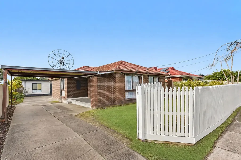 Springvale South 6غرفة نوم The Brief: A Rare Dual-Residence (2-in-1) Opportunity in a Prized Springvale South Location