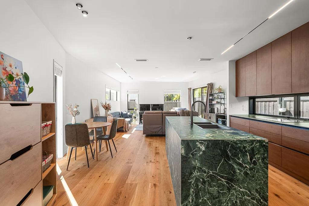 Halswell 4 Slaapkamer Luxury with Heart - Relocating Vendors Say Sell