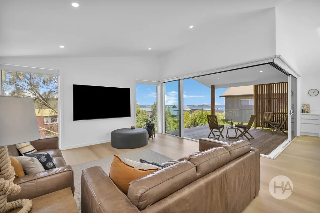 San Remo 4 Slaapkamer MODERN COASTAL FAMILY HOME - TWO LIVING AREAS - OCEAN VIEWS.