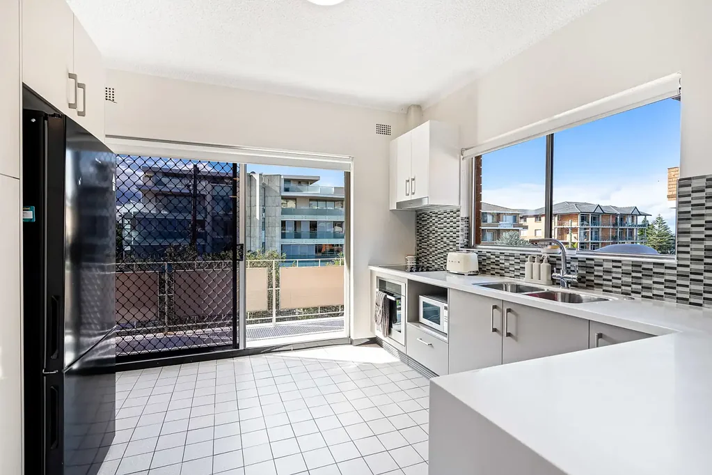 Superb Top Floor Apartment Overlooking Botany Bay