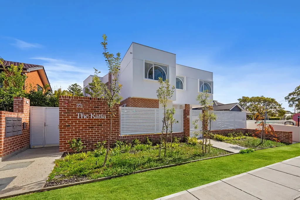 Gymea Bay 3房 建筑师设计联排别墅 高耸双层空间 裸露砖墙特色 浅橡木地板 优质电器 主卧带双淋浴 时尚套件 户外绿洲 安全双车位车库 风管空调 雨水收集 太阳能供暖 Designer Townhouse In The Heart of Gymea Bay