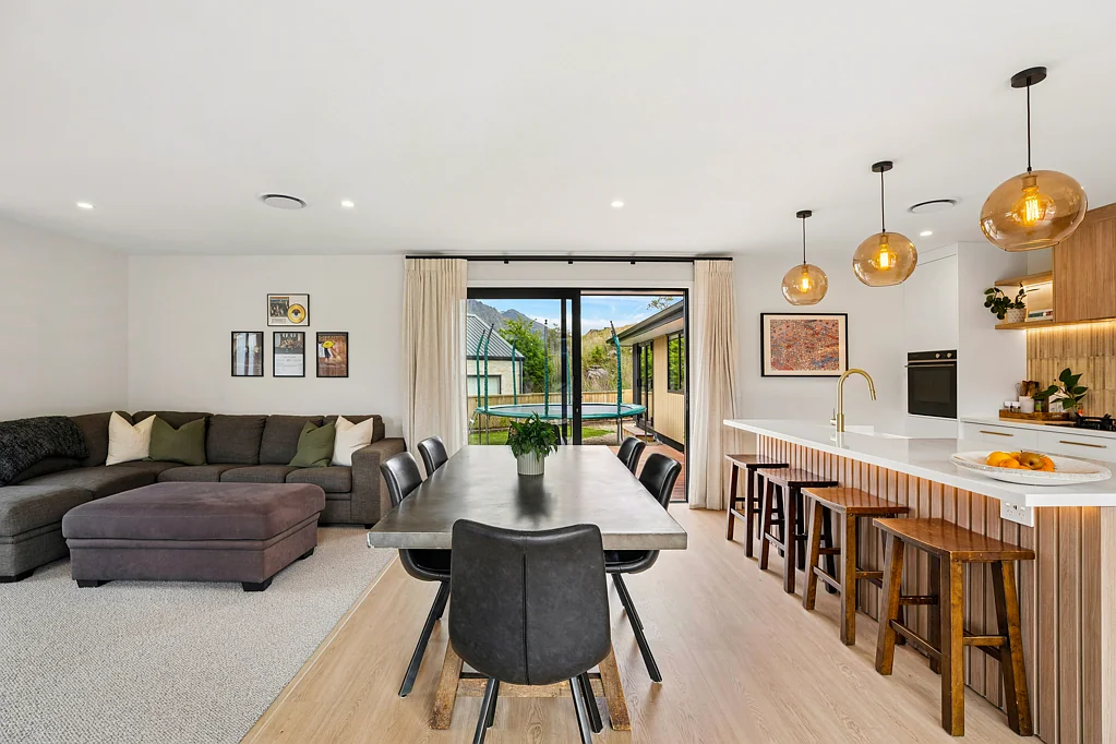 Jacks Point 4Kwarto Well Designed Home & Income in a Quiet Cul-de-Sac