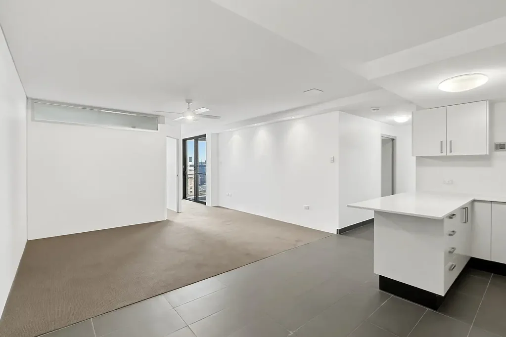 Two Bedroom Apartment Opposite Westfield **WATER + ELECTRICITY INCLUDED**