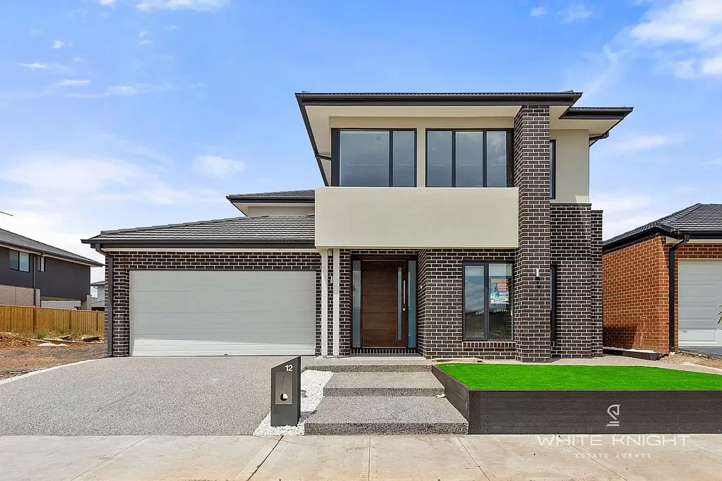 MASSIVE 5 BEDROOM HOME FOR LEASE