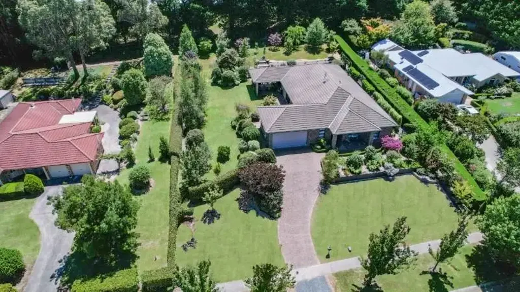 Bundanoon 4 Bedroom An enviable country residence amongst a splendid garden