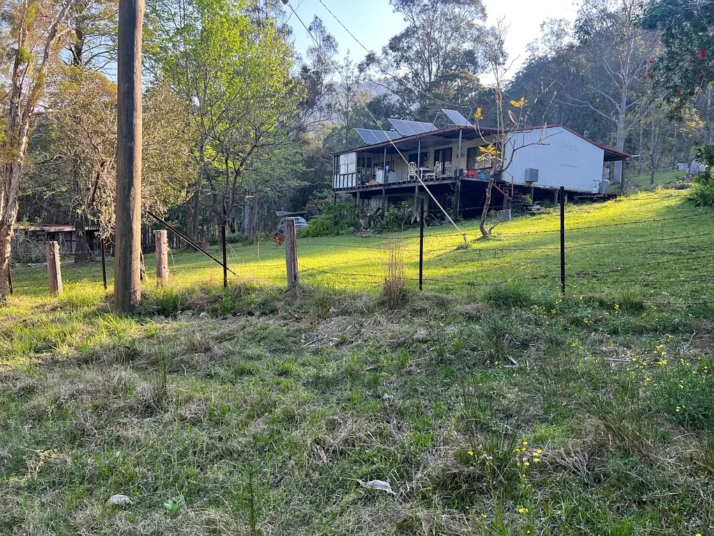 Lower Creek 2chambre 49.5 hectares, springwater,power, house and water tanks