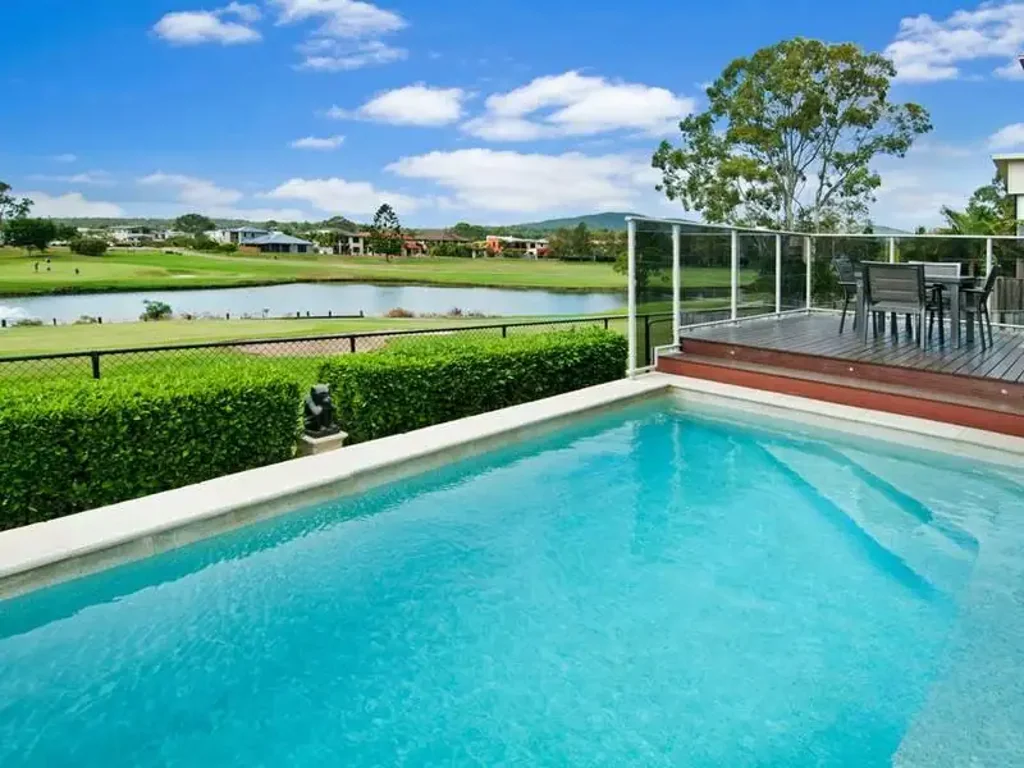 Windaroo 4 Slaapkamer A Lakefront Location to Fall In Love with - A Home to Call Your Own...