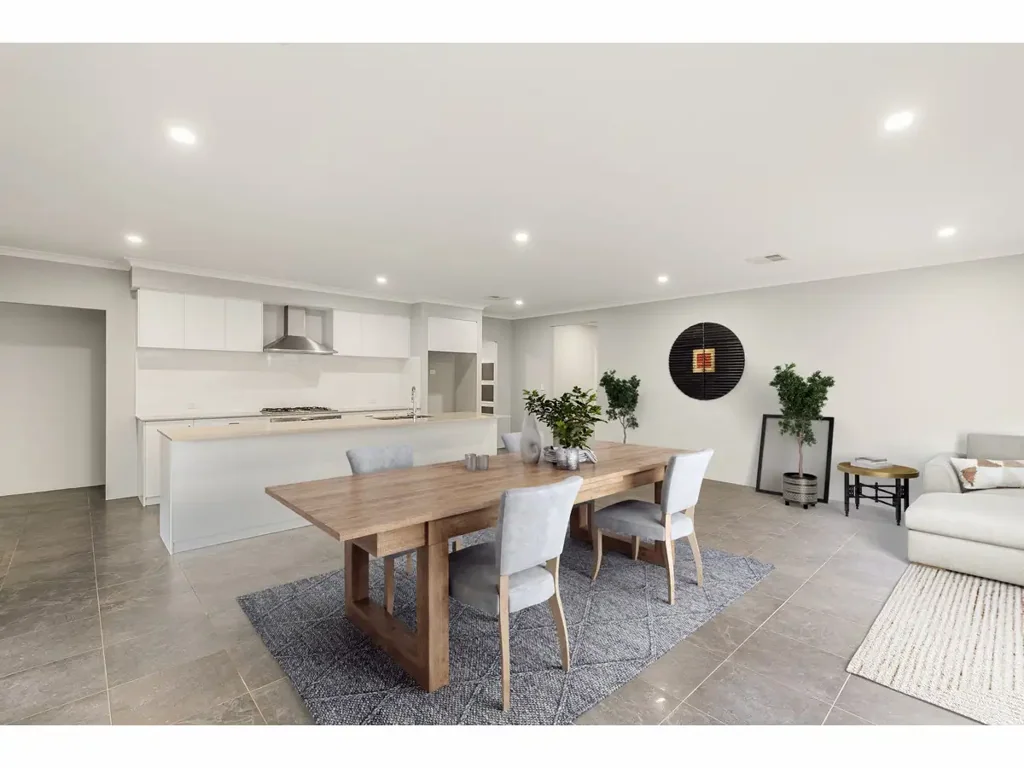 4x2 Family Home with Solar Panels & Heating/Cooling!