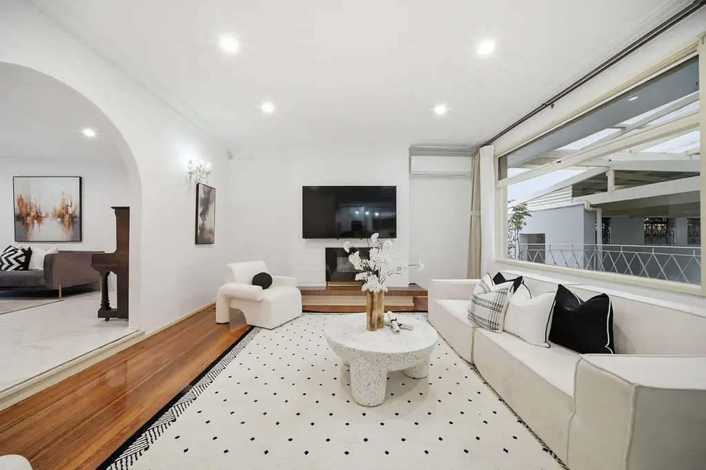 Doncaster East 5房 宽敞双层住宅 双学区优越 专属酒吧区 现代厨房 石材台面 优质电器 私密泳池庭院 多功能空间 充足储物 双车位车库 Expansive Family Living with Poolside Entertaining in Dual School Zones