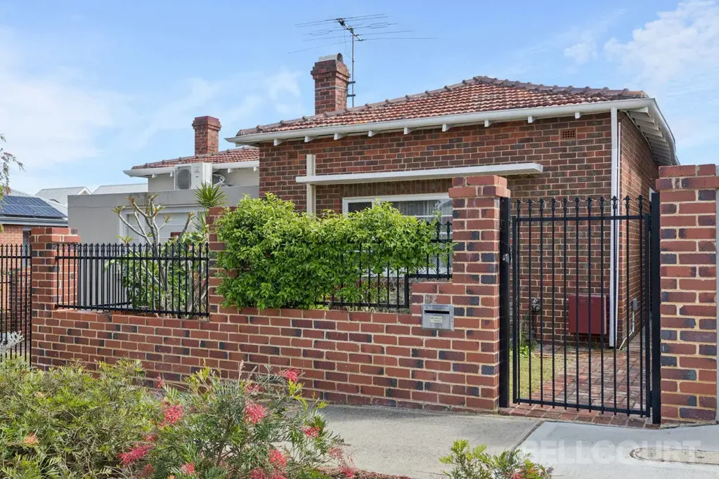Mount Lawley 2房  DELIGHTFULLY RETRO CHARACTER 'SEMI' IN A VIBRANT LOCATION