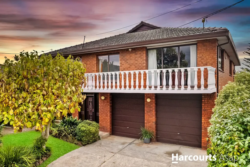 Dandenong North 4chambre Impressive Family Home with Breath-taking Views of the Dandenong Ranges