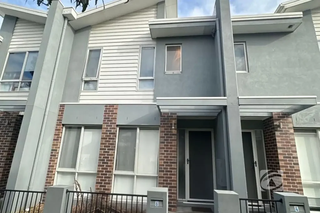 LOW MAINTENANCE TOWNHOUSE LIVING