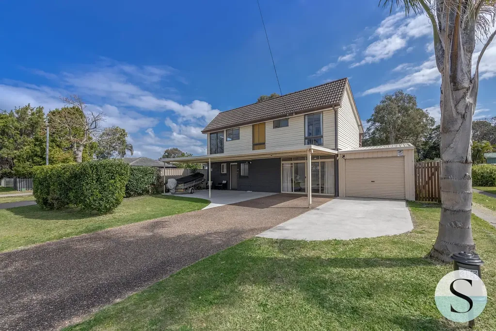 Swansea 4Zimmer Dual Income/2 Families Renovated Home, Big Block, Big Potential to Add a Granny Flat, Super Shed & a Pool, Just 1 Home off The Lake!