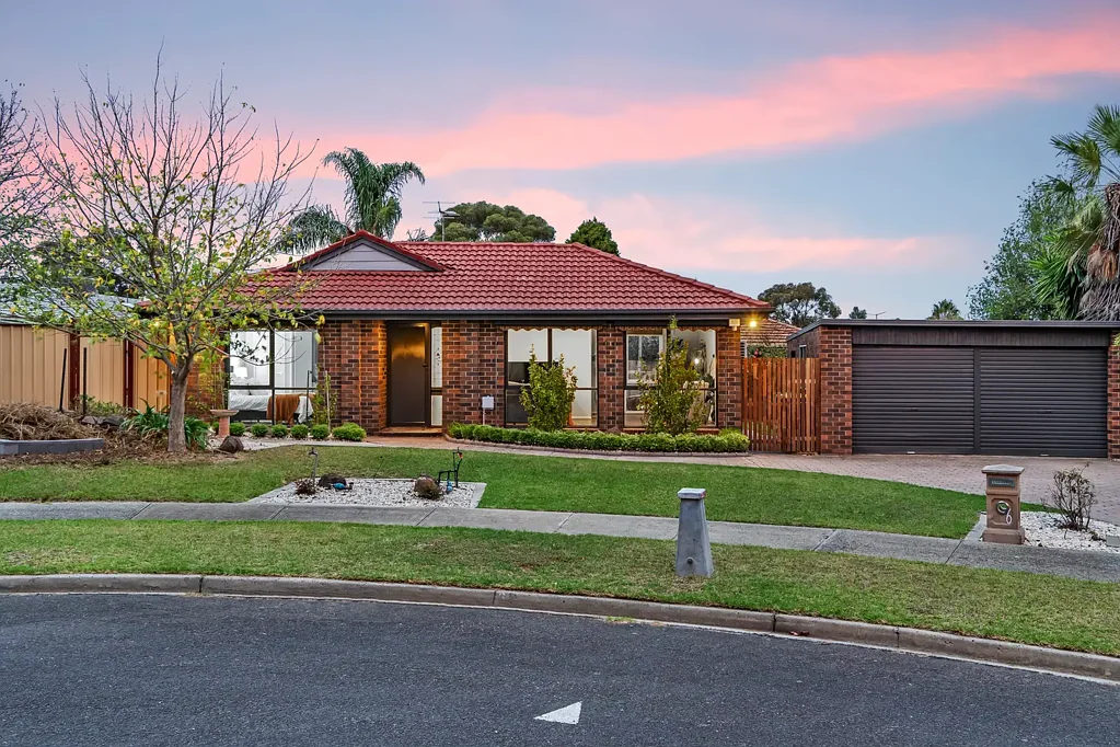 6 Innes Court, Taylors Lakes, VIC 3038