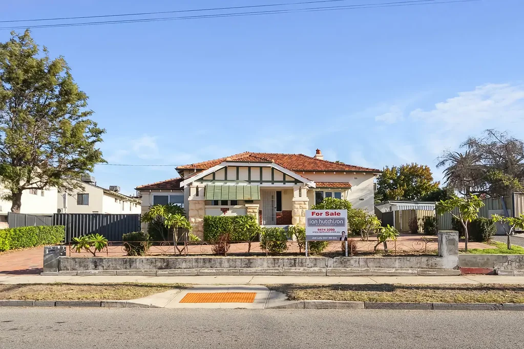 Kensington 3房  DEVELOPMENT POTENTIAL - 783SQM GREEN TITLE BLOCK R100