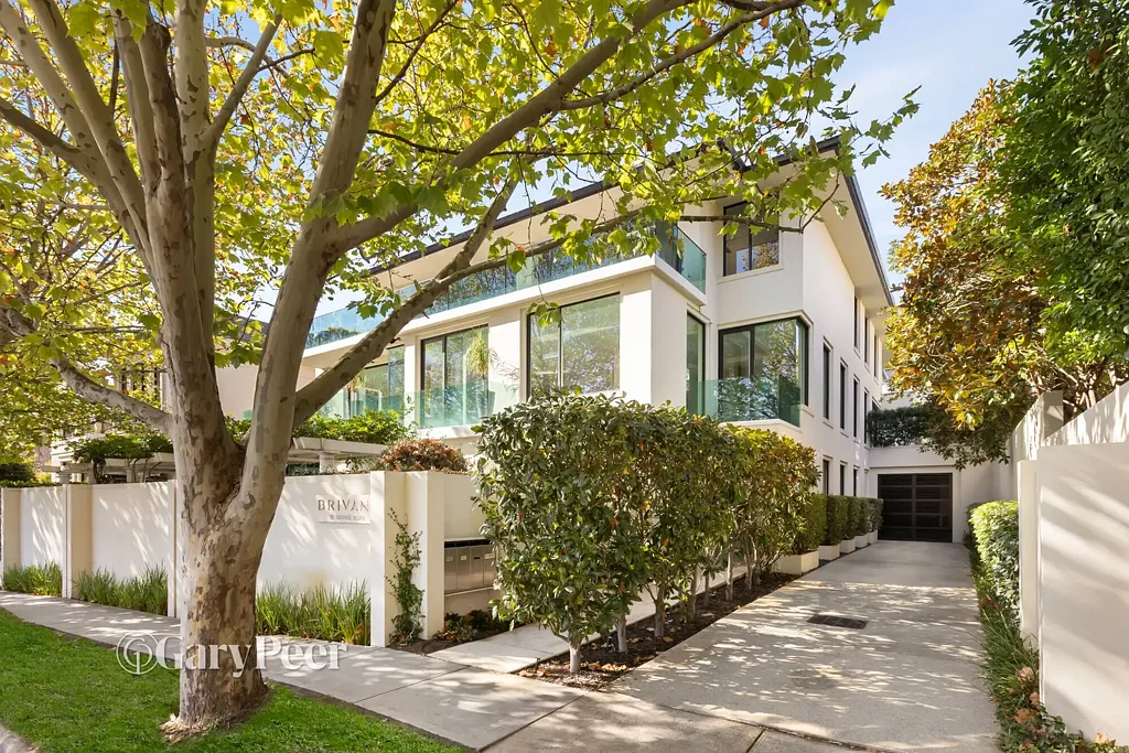 Toorak 2房 Toorak林荫街道 私密环绕庭院 Gabor Hubay设计 低维护豪华生活 精美花岗岩厨房 管道冷暖系统 精英学校环绕 Premium living in a prized Toorak setting