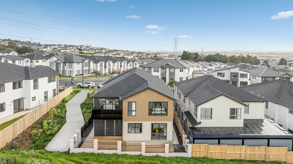 Flat Bush 7房  Brand New 7 Bedrooms With Balcony!