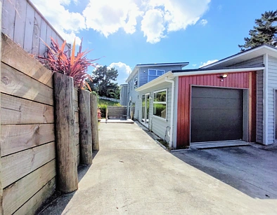 Cozy 2 bedroom with a single garage is located at the quiet road of Massy