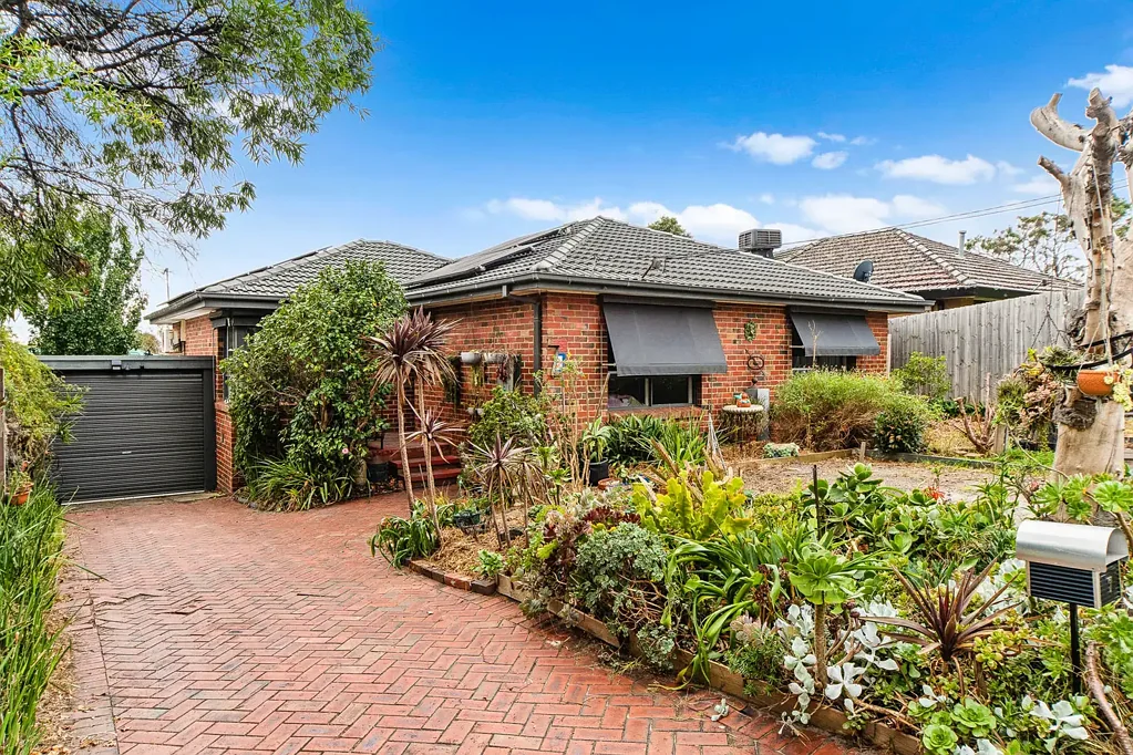 Frankston 3房 3卧2卫精装宅 管道供暖空调 阁楼露台太阳能 大型车间独立卫浴 现代办公舱 宽敞地下室 步行学院商圈 Versatile Family Home with Work From Home Flexibility