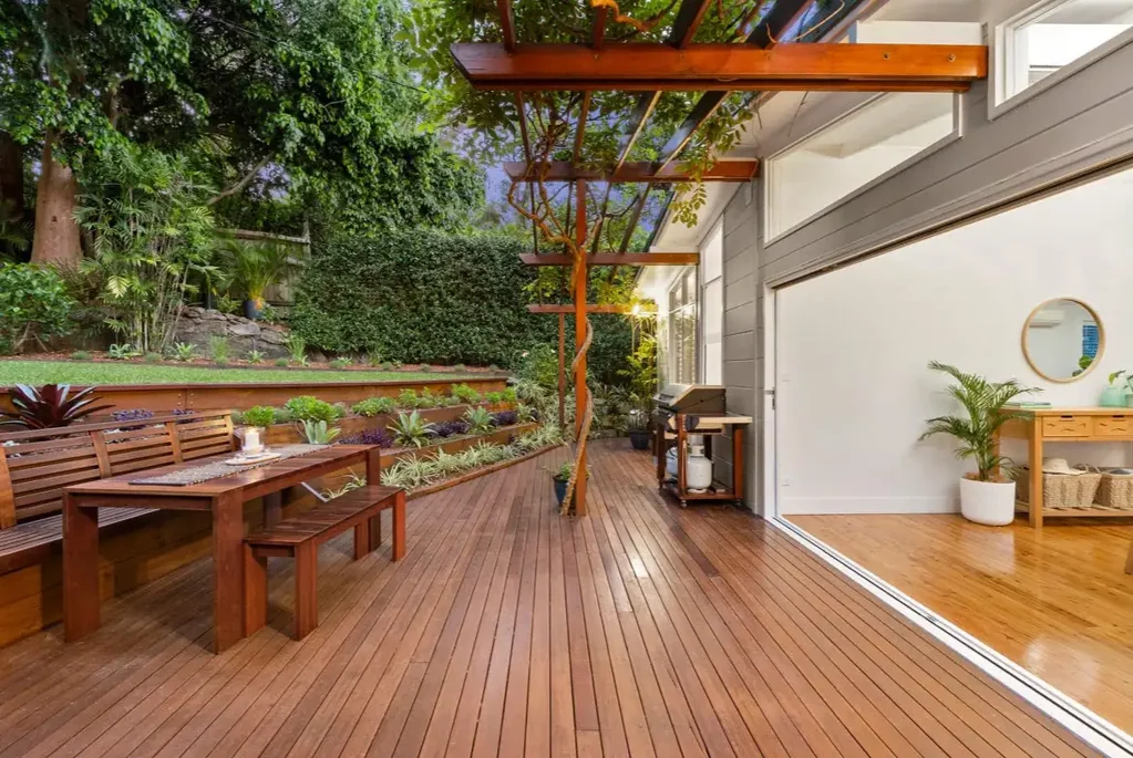 Newport 3 Slaapkamer Private Sundrenched Single Level Living with Dual Street Frontage ( Access also via York Terrace )