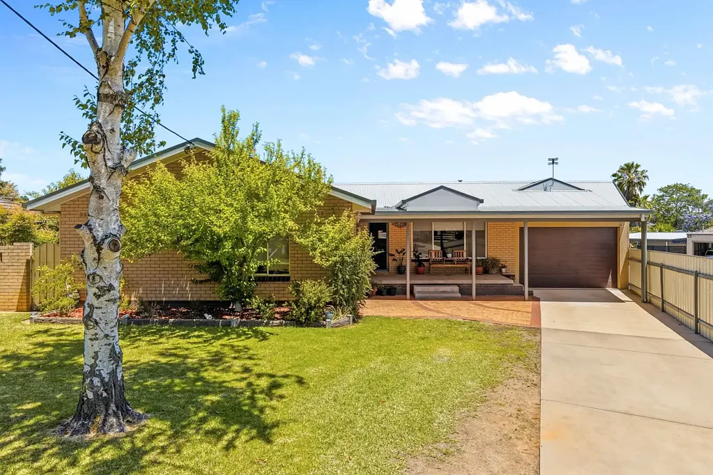 Tolland 4chambre Four-Bedroom Home on 1075m2 Block with Entertainer's Deck