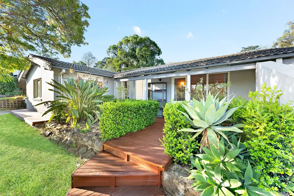 Baulkham Hills 3房 Crestwood优越地段 单层住宅 风格舒适 开放式厨房 拱形天花板 树屋花园 全年娱乐空间 步行至商店学校 Oasis Family Home with Huge Potential!