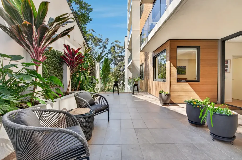 Gosford 2Zimmer Rare 2-Bed Garden Apartment in the 'VUE' Building – Massive 200sqm Layout