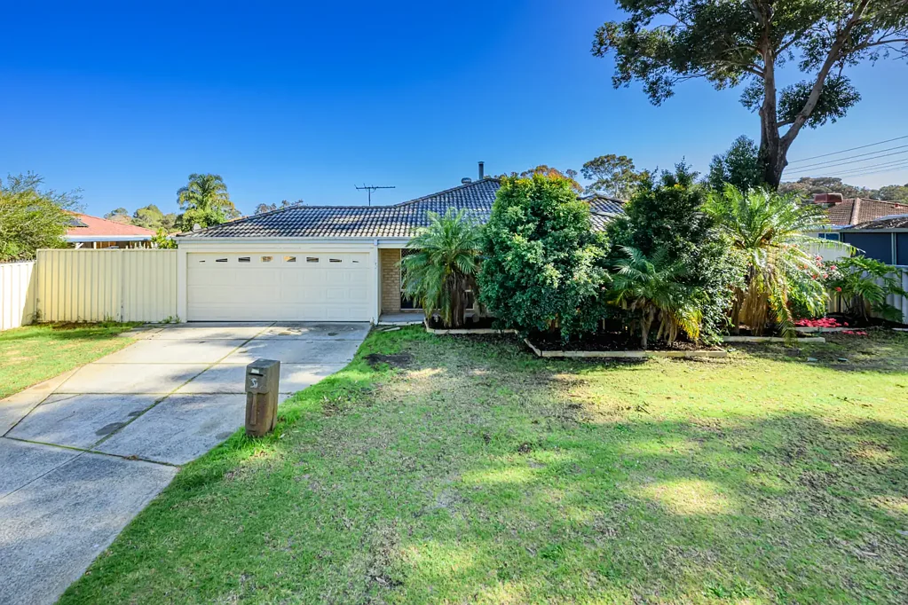Seville Grove 4कमरा Deluxe Family Living on a Generous 700sqm Block - Room for the Caravan or Boat Plus Potential Side Access