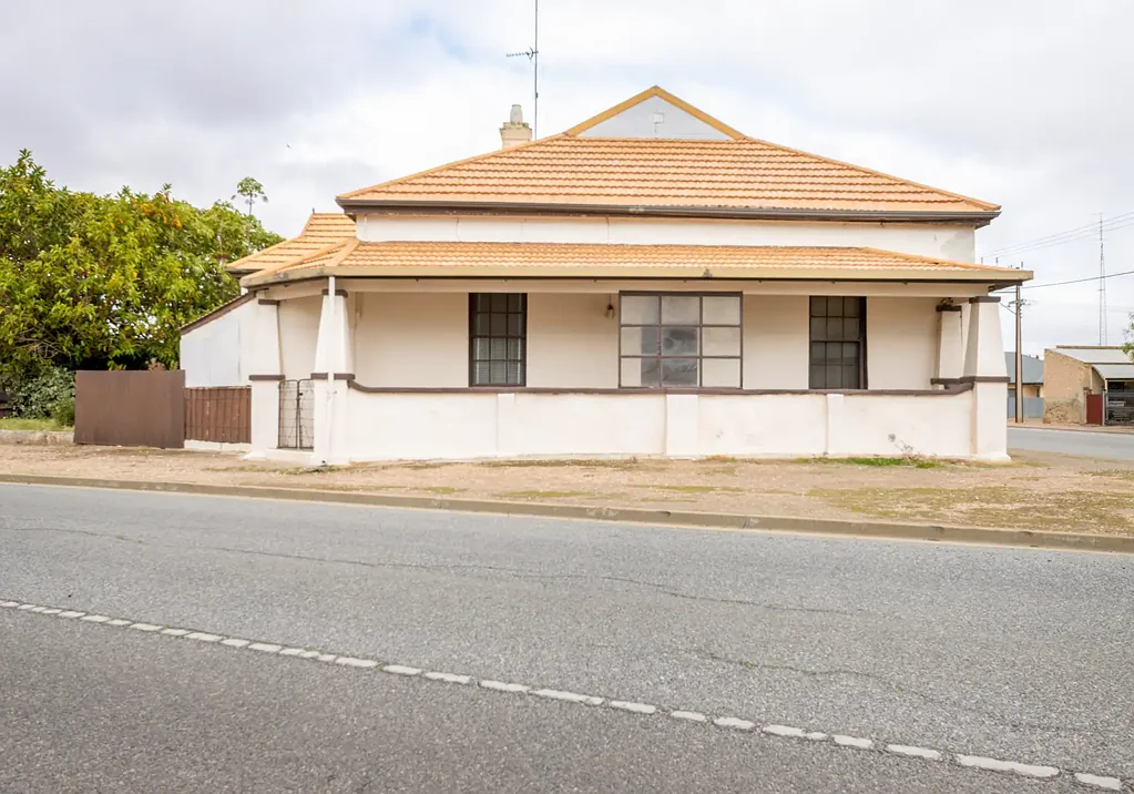 Wallaroo 5 Bedroom SPACIOUS STONE HOME WITH SEA VIEWS