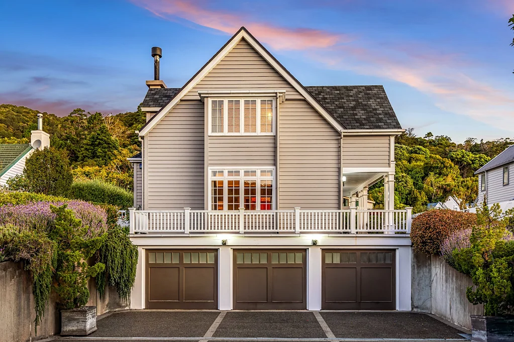 Eastbourne 4Moenga Space, Sun & Sea – A Lowry Bay Classic