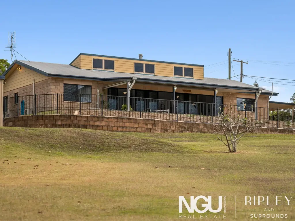 Laidley Heights 3房 高海拔6000m²土地 沙岩砖结构 拱顶天花板 成熟花园 升高视野 太阳能系统 滴灌自来水 水果树木收藏 宽敞户外空间 ELEVATED ACREAGE LIVING WITH VIEWS, WATER, SHED SPACE AND ESTABLISHED FRUIT TREES