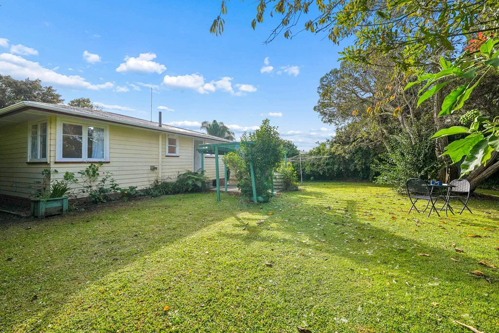 Te Atatu Peninsula 2ห้องนอน Diamond in the Rough – Executors Say Sell!