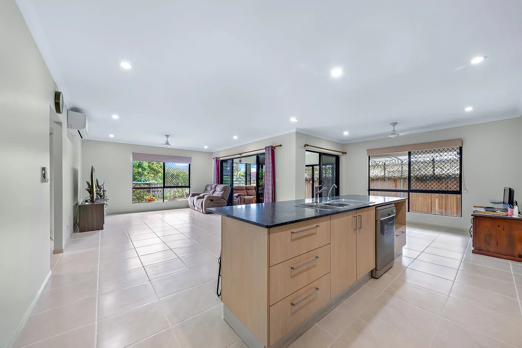 52 South Molle Boulevard, Cannonvale, QLD 4802