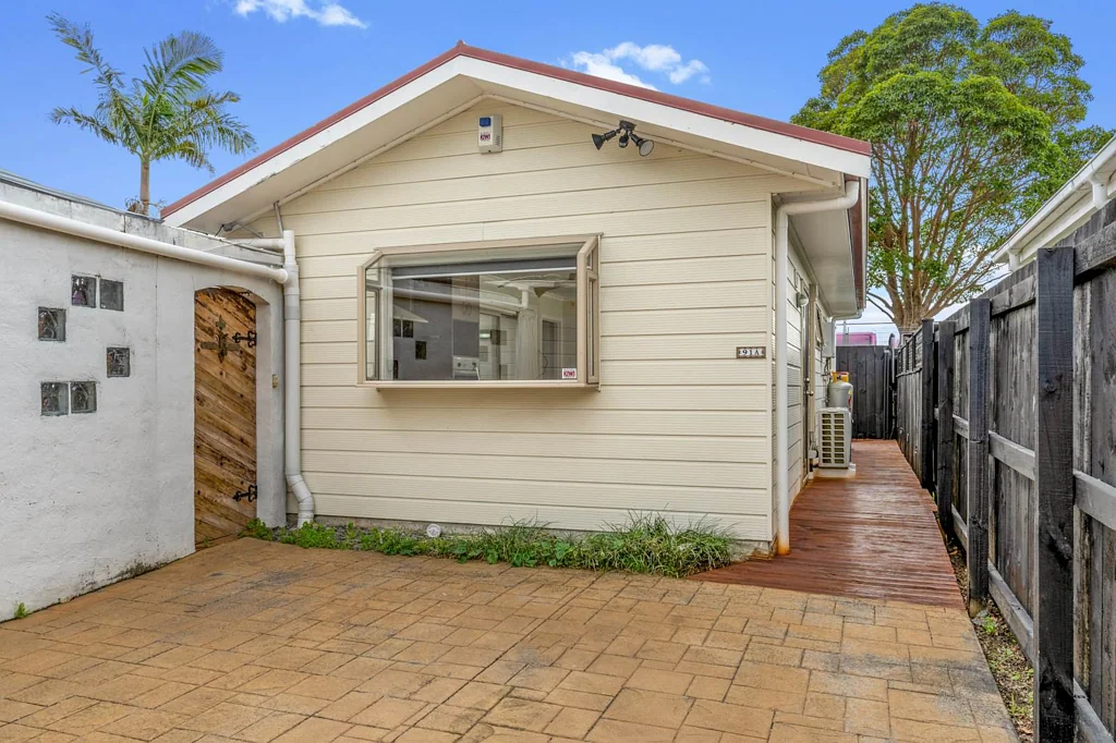 Cozy & Private Home - With a backyard