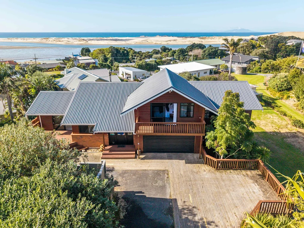 Mangawhai Heads 5Kwarto Estuary Views, Selling $501k below CV!