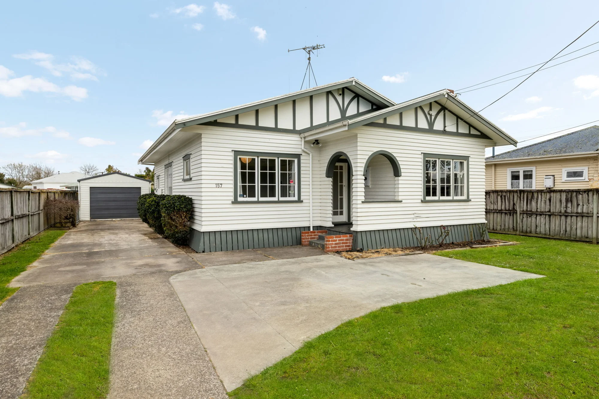 Hamilton East 3ਬੈੱਡਰੂਮ BUNGALOW OPPORTUNITY - HBHS ZONED!