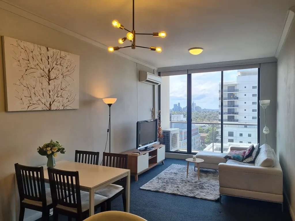 Fully Furnished High Floor Luxury Apartment with Amazing views and beside St Leonards station