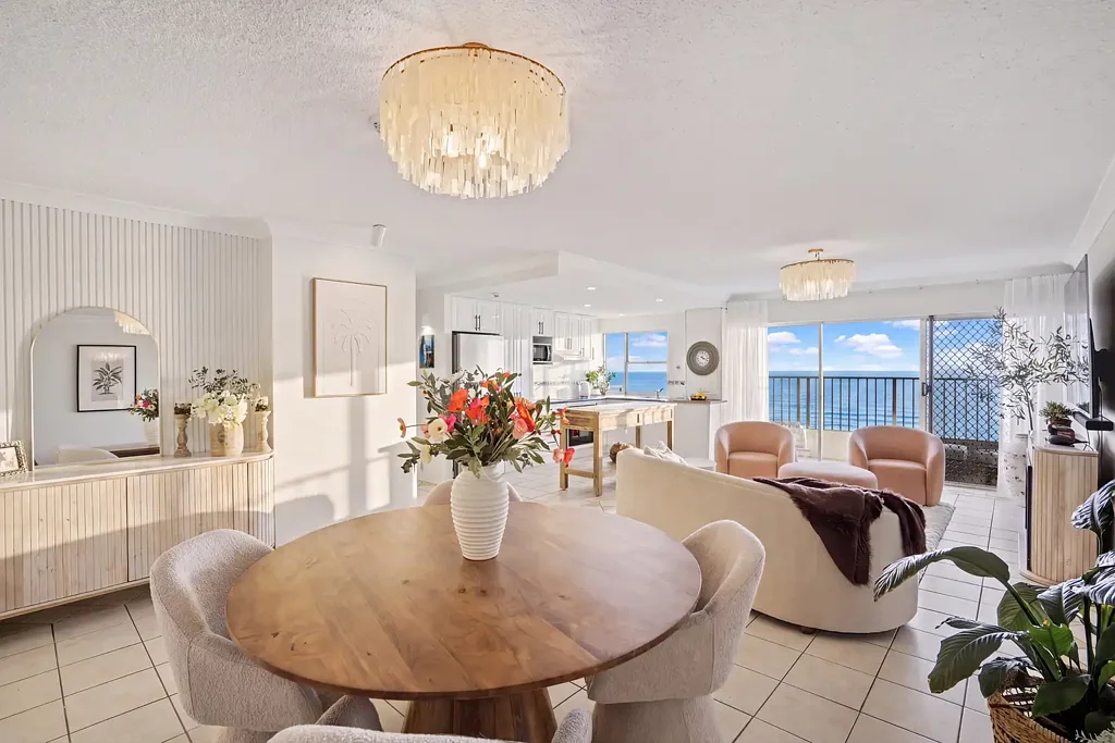 Surfers Paradise 2 Bedroom Stunning Ocean Views & Resort Facilities