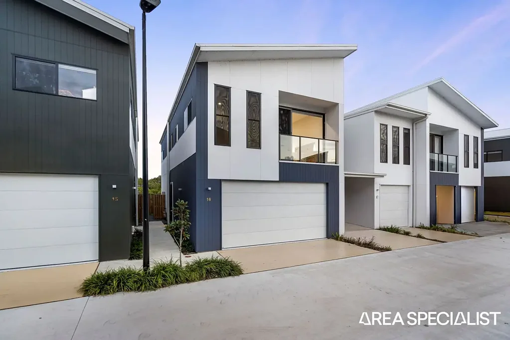 Helensvale 4 Bedroom Modern Elegance Meets Effortless Living