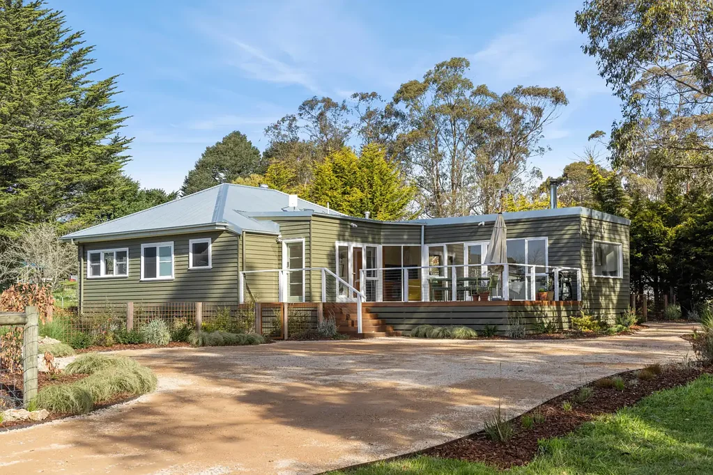 Trentham 4 Bedroom “Sapphire” 
Your Private Oasis in Trentham Town Awaits