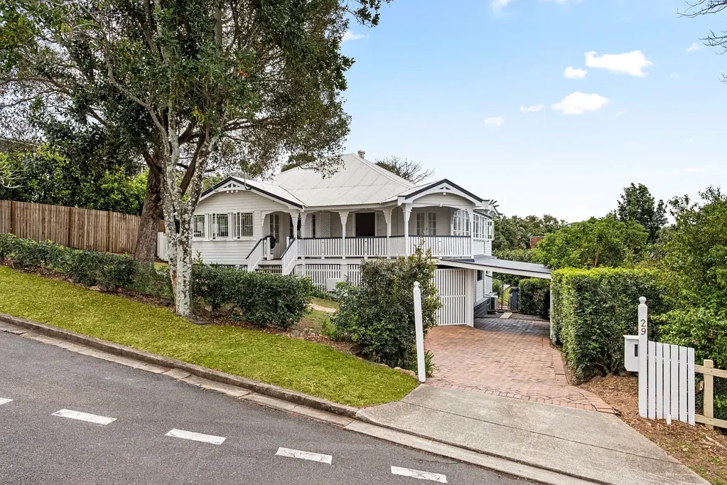 Toowong 4침실 Queenslander Charm, Elevated City Outlook and Enticing Potential