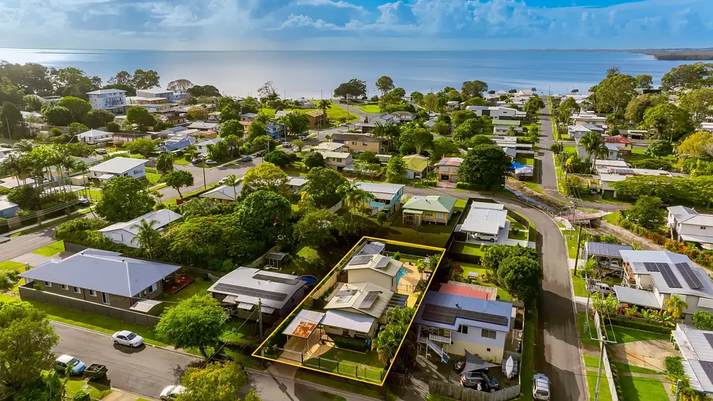 Deception Bay 4房 水滨区精装住宅 宽敞卧室 主卧带卫浴步入式衣帽间 开放式起居区 自然采光 遮盖式娱乐区 完全围栏后院 低维护花园 INCREDIBLE FAMILY HOME - DUAL LIVING POTENTIAL