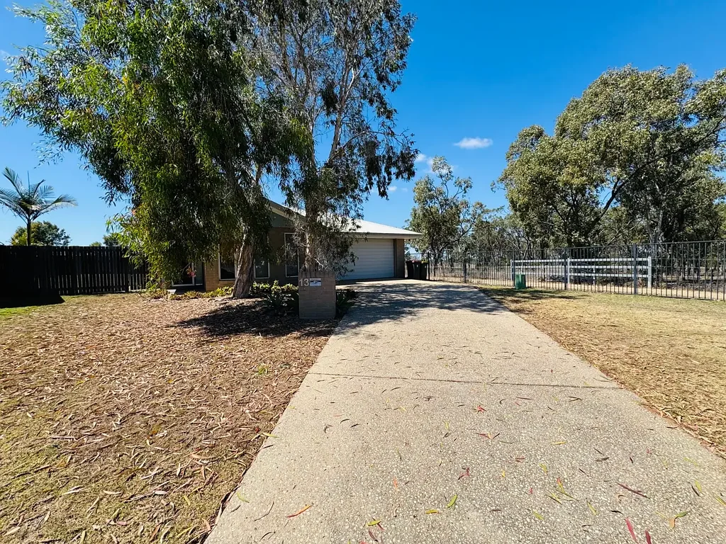 Moranbah 4ਬੈੱਡਰੂਮ SOLID BRICK HOME WITH 4 BEDROOMS + MEDIA ROOM, BEATUIFUL FAMILY-FRIENDLY NEIGHBOURHOOD