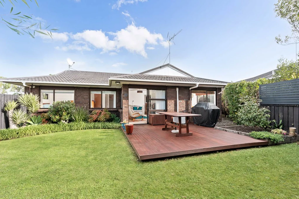Botany Downs 3 Bedroom Sunny Brick and Tile Beauty