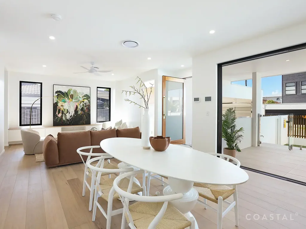 Biggera Waters 4 Bedroom Newly completed architect-designed home in the heart of the Broadwater precinct.